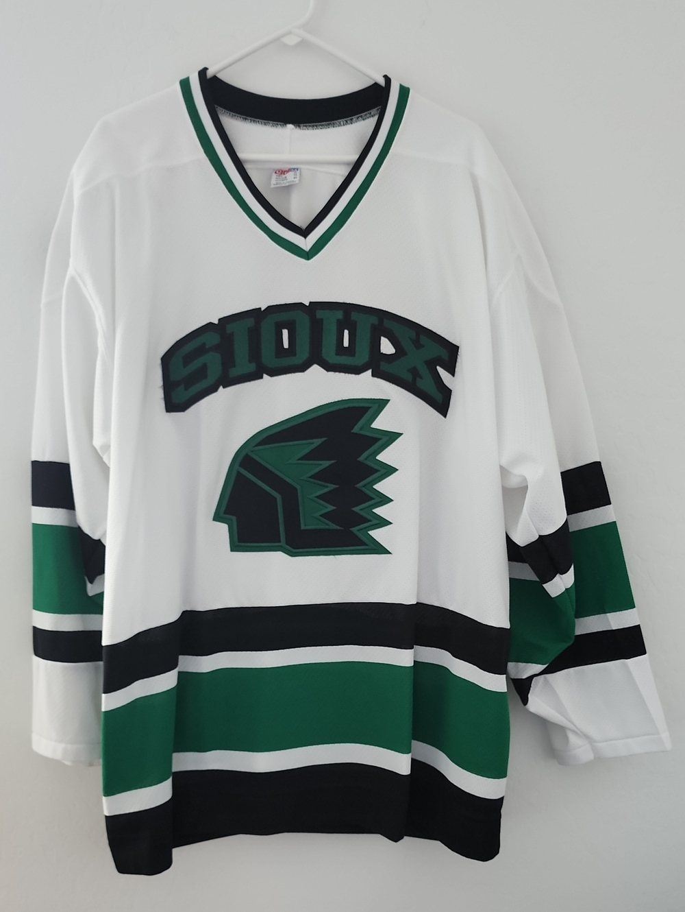Vintage UND Fighting Sioux White & Green Hockey-Style Men's Jersey Shirt, XL